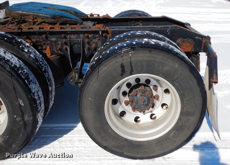 image for item DF6437 2005 International 9400i  semi truck