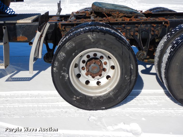 image for item DF6437 2005 International 9400i  semi truck