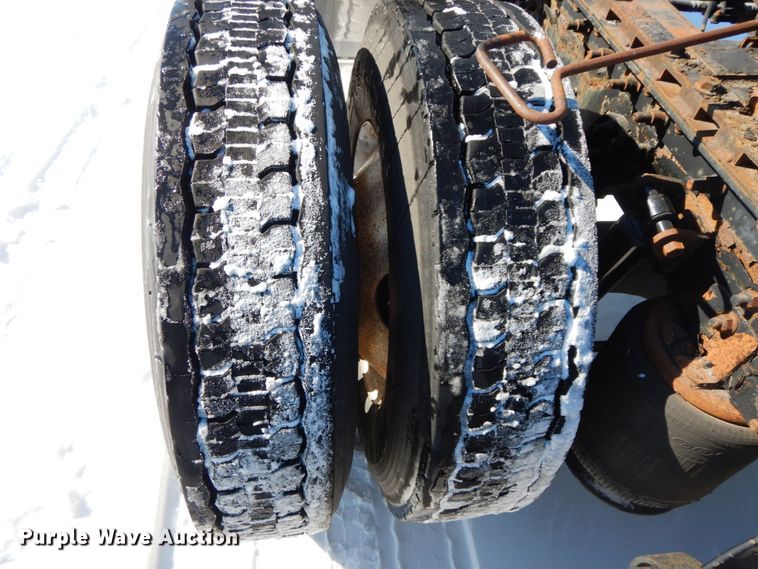 image for item DF6437 2005 International 9400i  semi truck