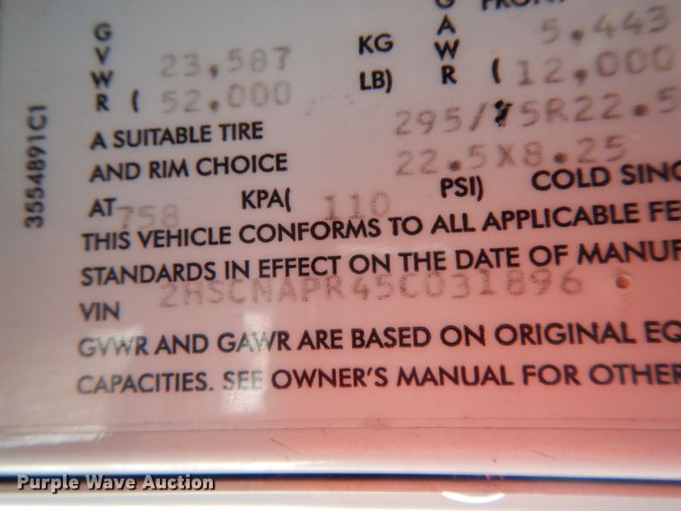 image for item DF6437 2005 International 9400i  semi truck