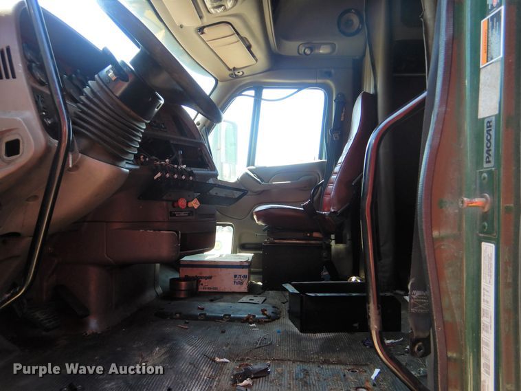 image for item DG8644 2007 Peterbilt 387  semi truck