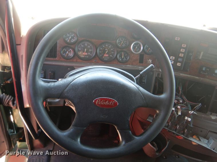 image for item DG8644 2007 Peterbilt 387  semi truck
