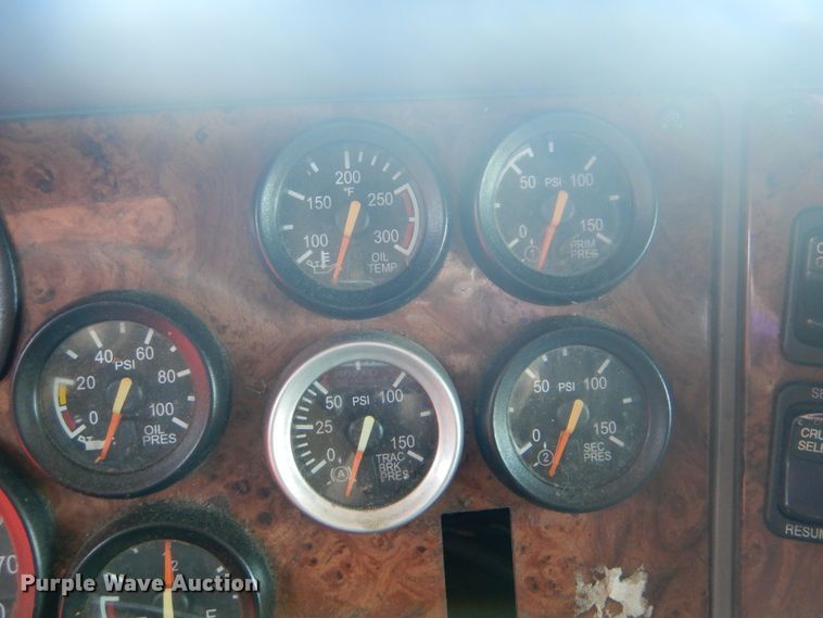 image for item DG8644 2007 Peterbilt 387  semi truck