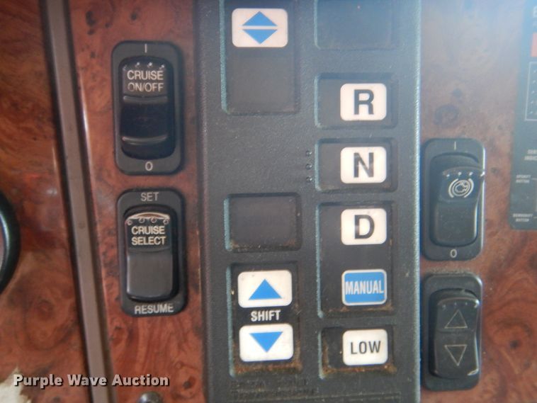 image for item DG8644 2007 Peterbilt 387  semi truck