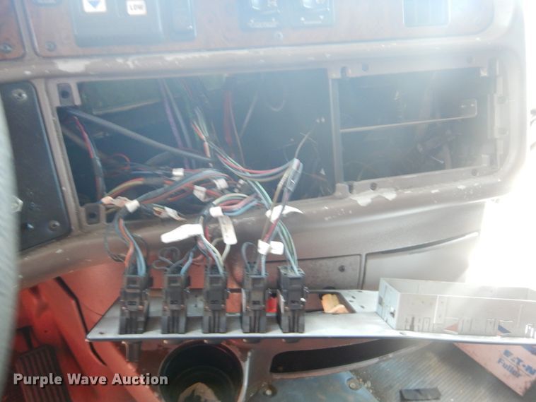 image for item DG8644 2007 Peterbilt 387  semi truck