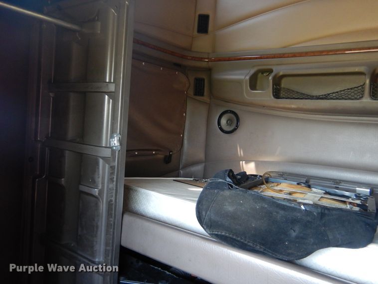 image for item DG8644 2007 Peterbilt 387  semi truck