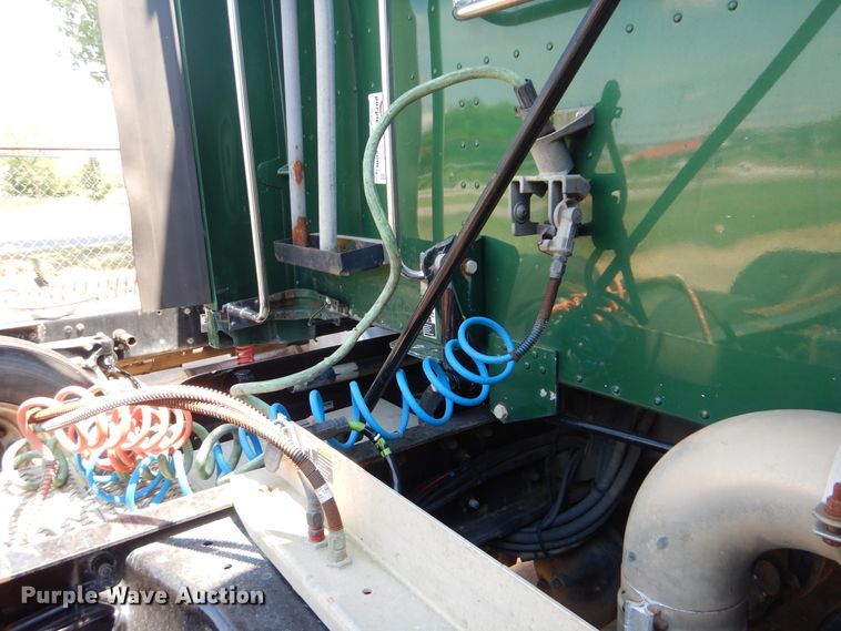 image for item DG8644 2007 Peterbilt 387  semi truck