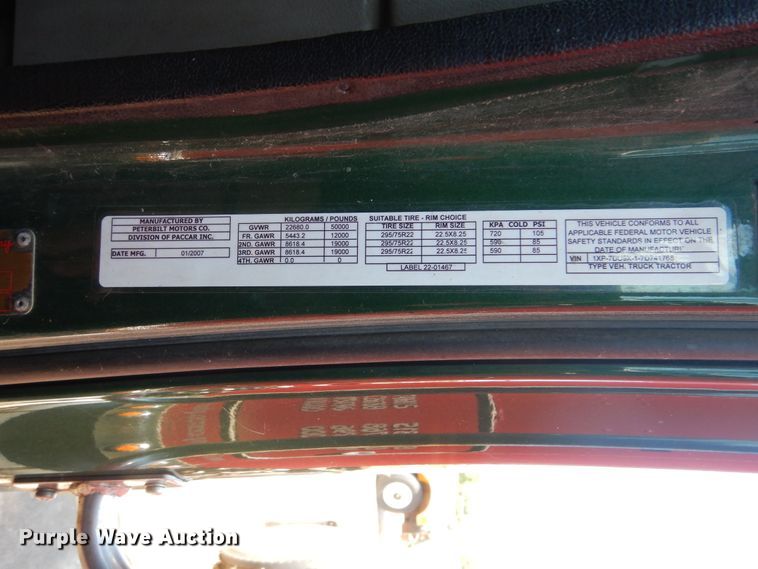 image for item DG8644 2007 Peterbilt 387  semi truck