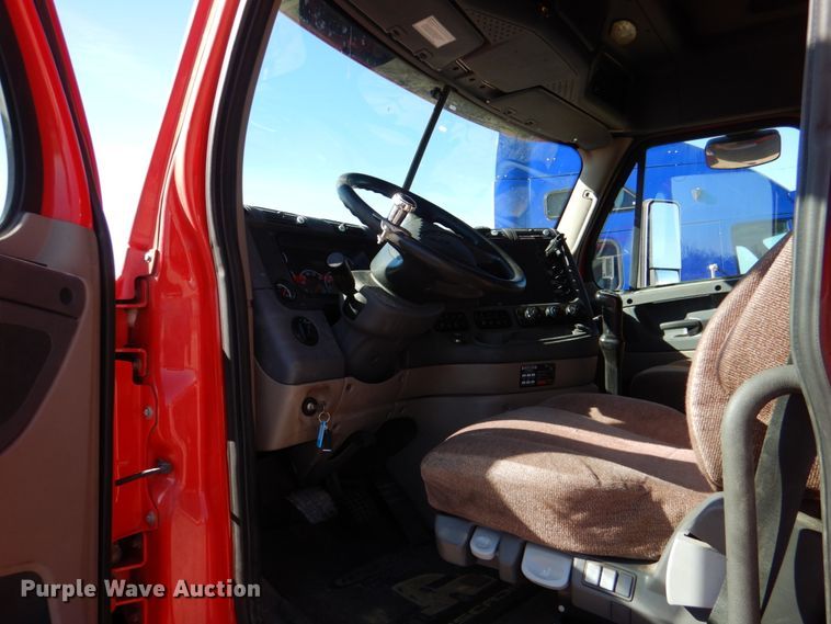 image for item DJ0382 2014 Freightliner Cascadia  semi truck