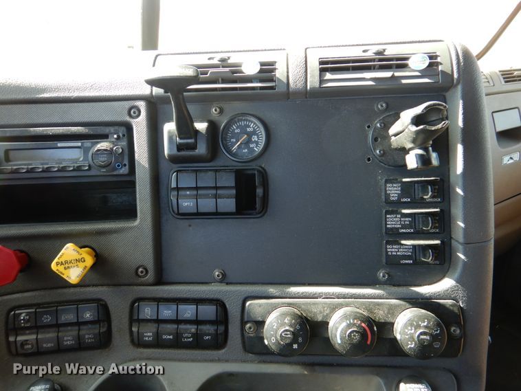 image for item DJ0382 2014 Freightliner Cascadia  semi truck