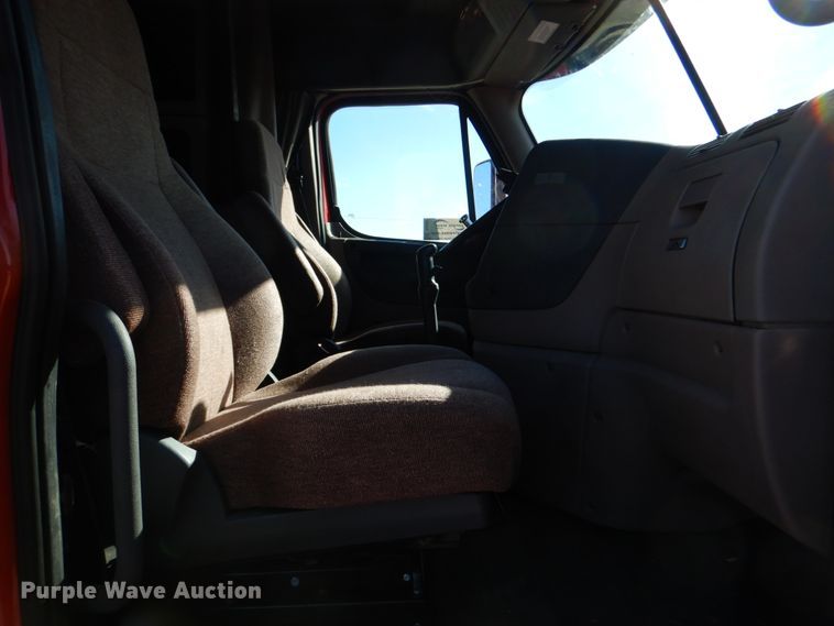 image for item DJ0382 2014 Freightliner Cascadia  semi truck