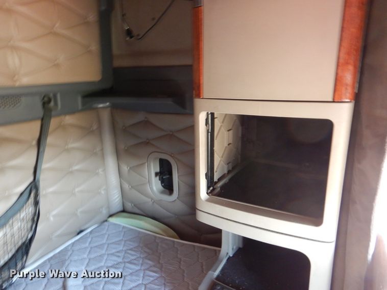 image for item DJ0382 2014 Freightliner Cascadia  semi truck