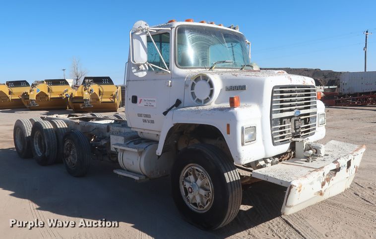 image for item DJ2305 1995 Ford L8000  truck cab and chassis