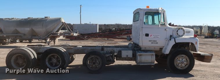 image for item DJ2305 1995 Ford L8000  truck cab and chassis