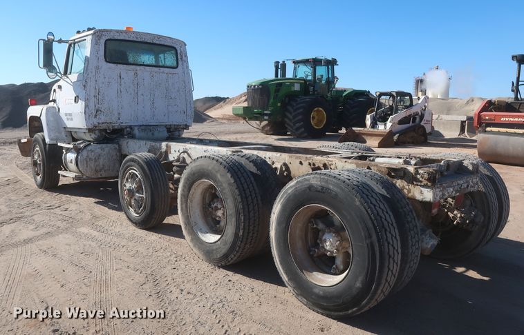 image for item DJ2305 1995 Ford L8000  truck cab and chassis