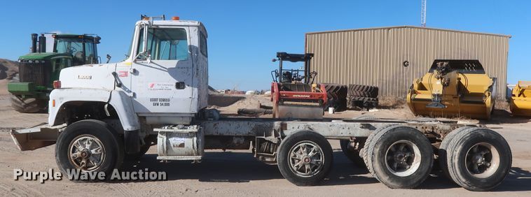 image for item DJ2305 1995 Ford L8000  truck cab and chassis