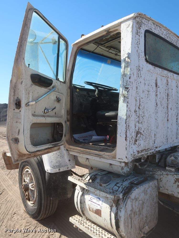 image for item DJ2305 1995 Ford L8000  truck cab and chassis