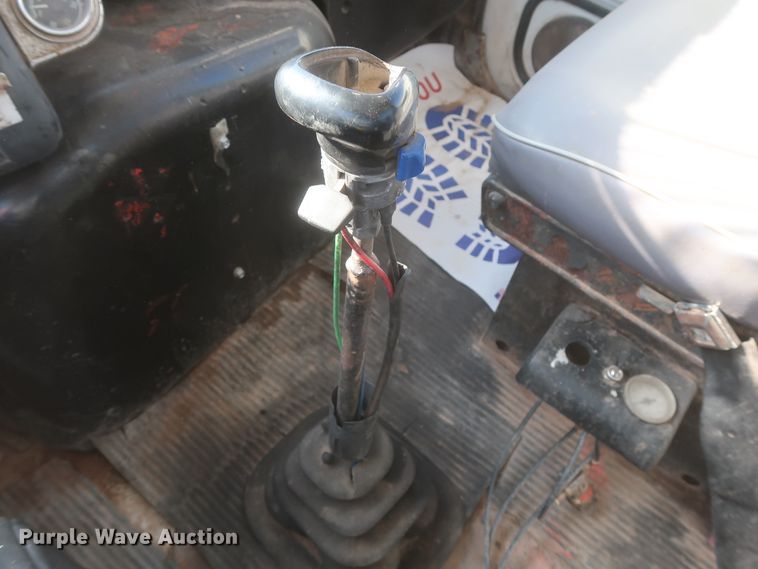 image for item DJ2305 1995 Ford L8000  truck cab and chassis