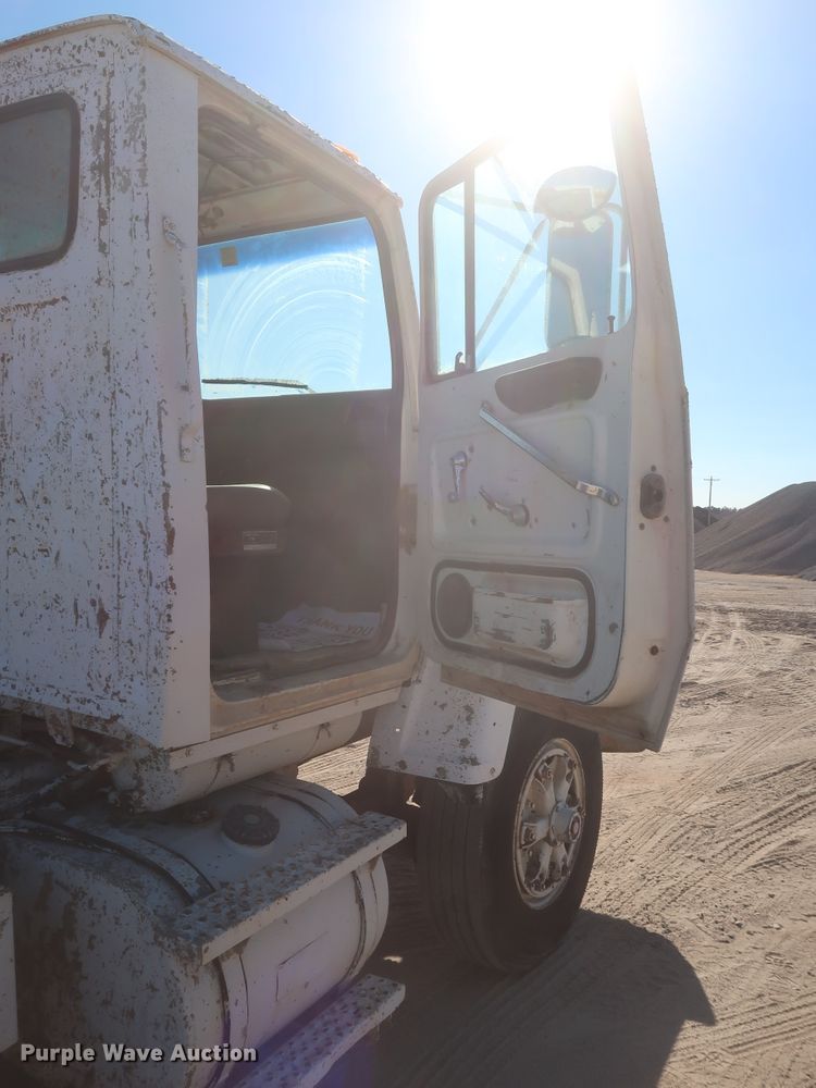 image for item DJ2305 1995 Ford L8000  truck cab and chassis