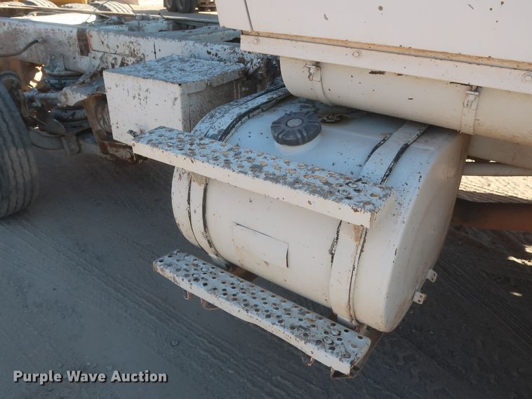 image for item DJ2305 1995 Ford L8000  truck cab and chassis