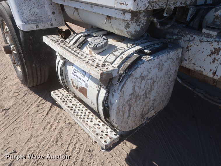 image for item DJ2305 1995 Ford L8000  truck cab and chassis