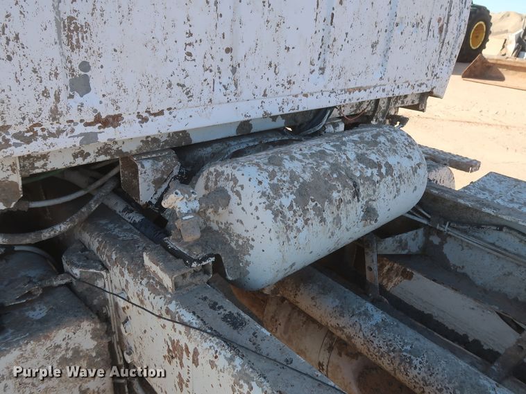 image for item DJ2305 1995 Ford L8000  truck cab and chassis