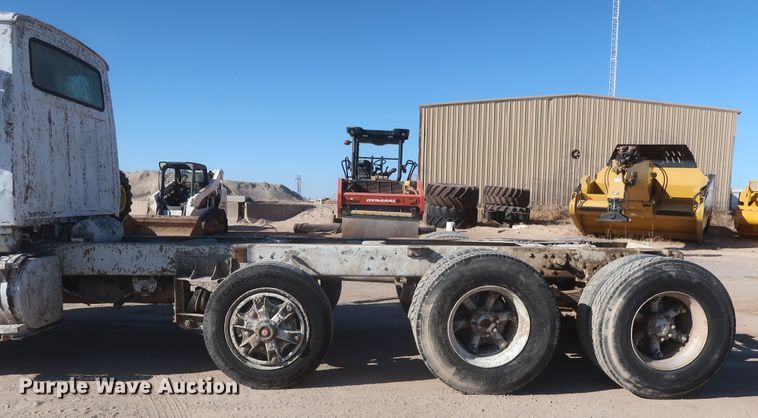 image for item DJ2305 1995 Ford L8000  truck cab and chassis