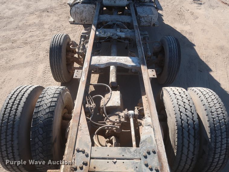 image for item DJ2305 1995 Ford L8000  truck cab and chassis