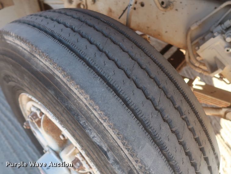 image for item DJ2305 1995 Ford L8000  truck cab and chassis