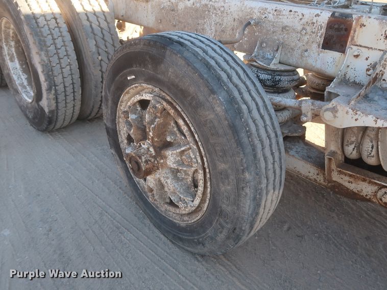 image for item DJ2305 1995 Ford L8000  truck cab and chassis