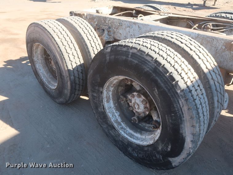 image for item DJ2305 1995 Ford L8000  truck cab and chassis