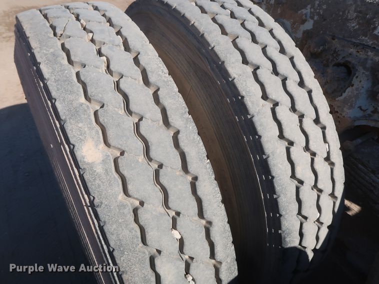 image for item DJ2305 1995 Ford L8000  truck cab and chassis