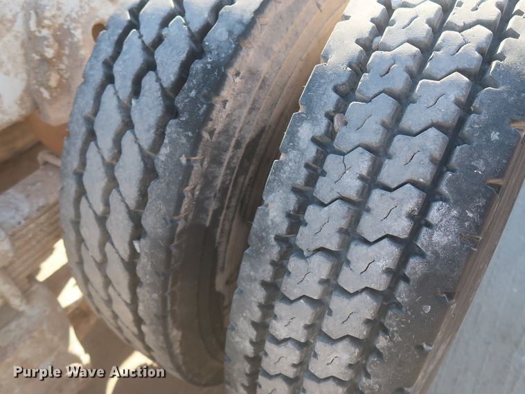 image for item DJ2305 1995 Ford L8000  truck cab and chassis