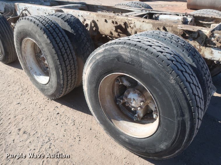 image for item DJ2305 1995 Ford L8000  truck cab and chassis