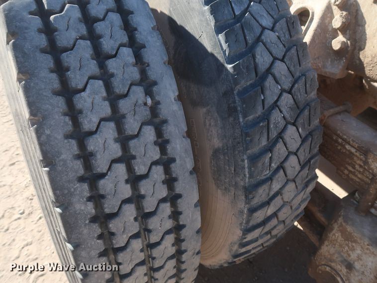 image for item DJ2305 1995 Ford L8000  truck cab and chassis