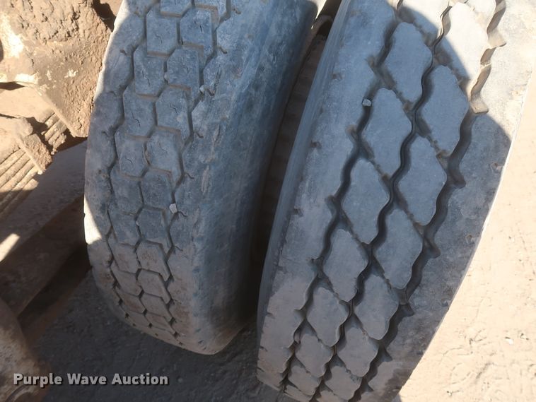 image for item DJ2305 1995 Ford L8000  truck cab and chassis