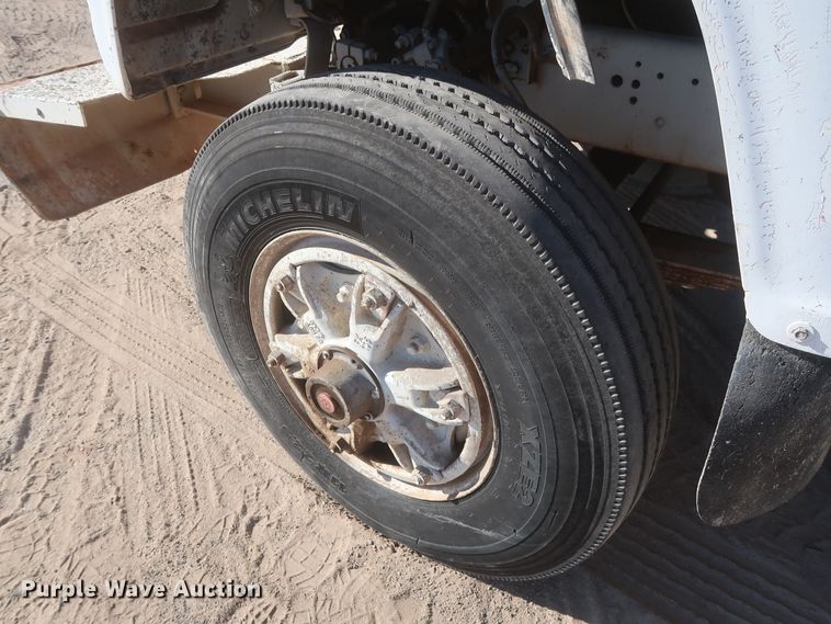 image for item DJ2305 1995 Ford L8000  truck cab and chassis