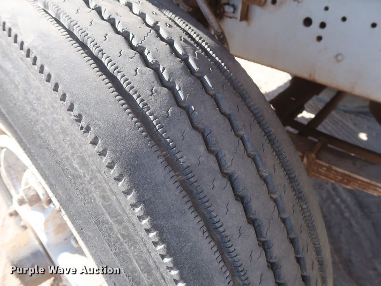 image for item DJ2305 1995 Ford L8000  truck cab and chassis