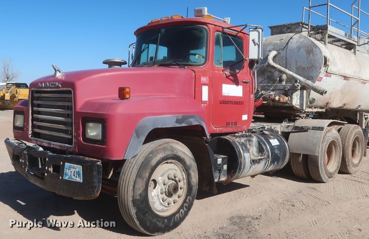 image for item DJ2307 2001 Mack RD690S  semi truck