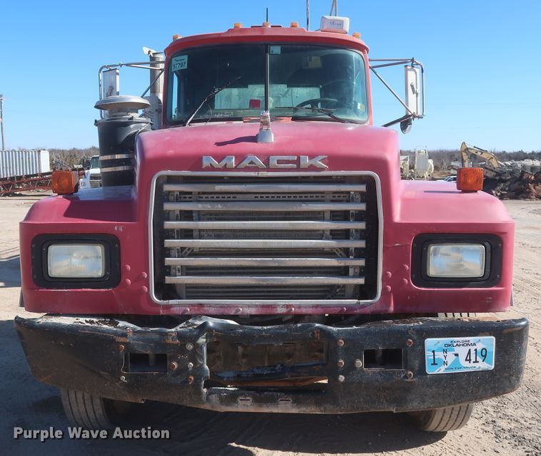image for item DJ2307 2001 Mack RD690S  semi truck