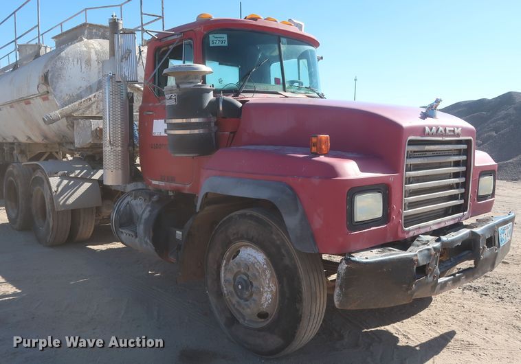 image for item DJ2307 2001 Mack RD690S  semi truck