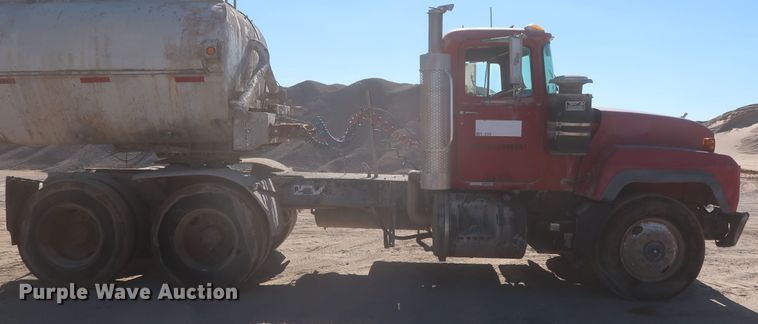 image for item DJ2307 2001 Mack RD690S  semi truck