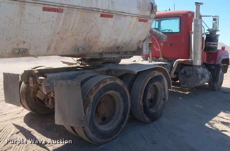 image for item DJ2307 2001 Mack RD690S  semi truck