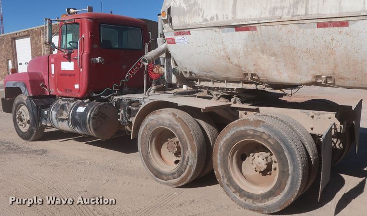 image for item DJ2307 2001 Mack RD690S  semi truck