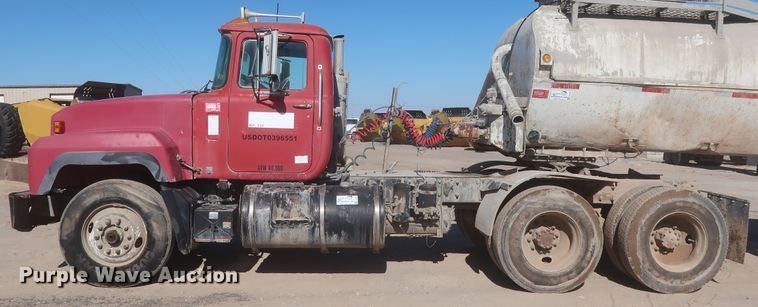 image for item DJ2307 2001 Mack RD690S  semi truck