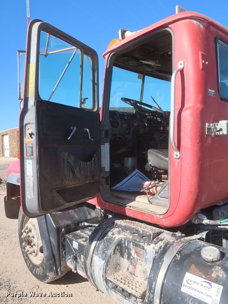 image for item DJ2307 2001 Mack RD690S  semi truck