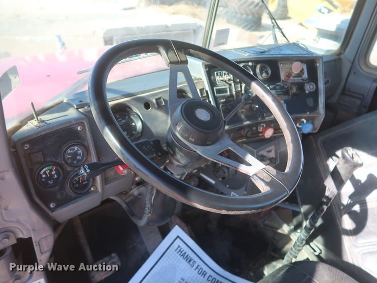 image for item DJ2307 2001 Mack RD690S  semi truck