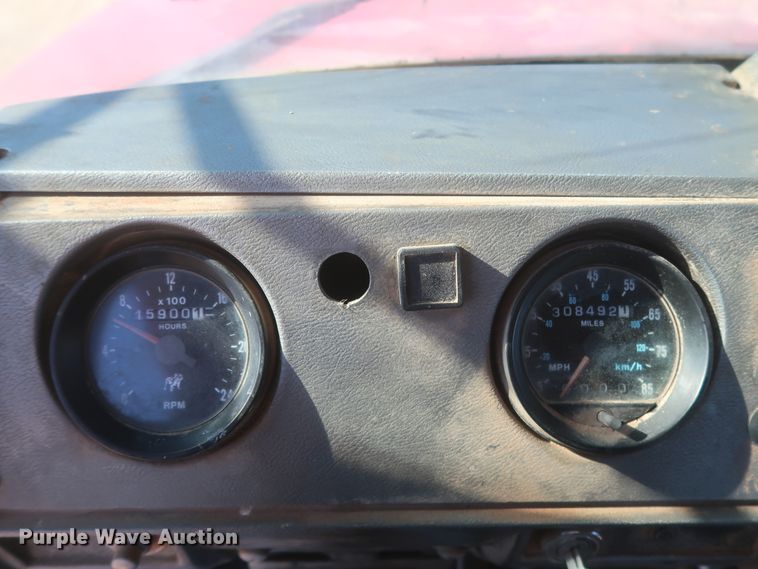 image for item DJ2307 2001 Mack RD690S  semi truck