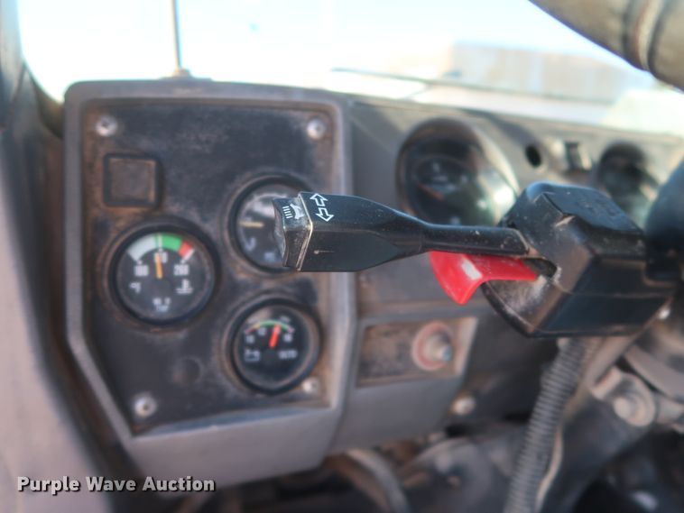 image for item DJ2307 2001 Mack RD690S  semi truck