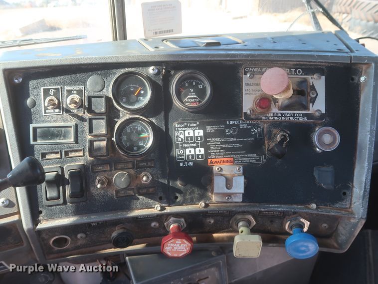 image for item DJ2307 2001 Mack RD690S  semi truck